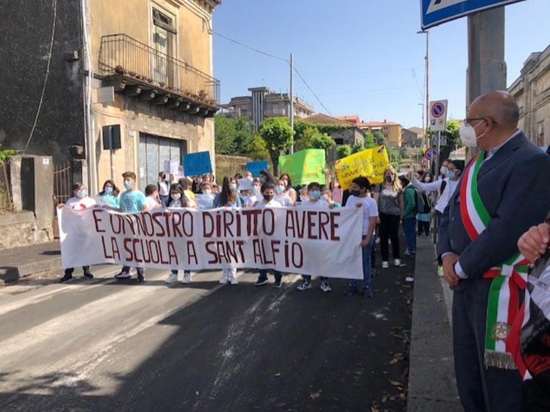 Sant’Alfio, “chi ferma questa campanella cancella il nostro futuro”: protesta degli studenti