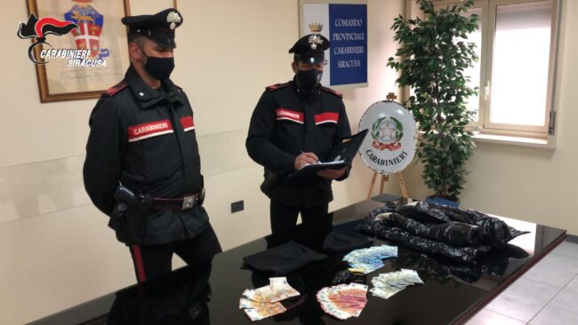 Panico in una tabaccheria, rapina a mano armata e minacce: in manette un minorenne