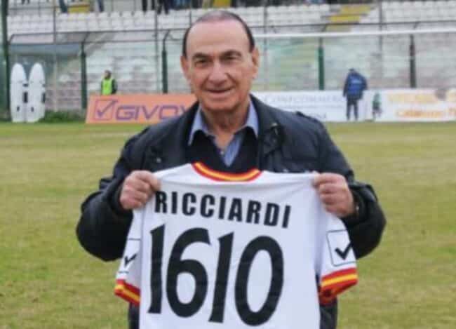 Morte Filippo Ricciardi, bara inondata da sciarpe e maglia dell’Acr Messina: folla per i funerali