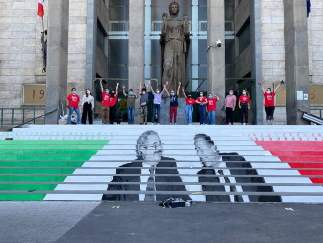 Al Tribunale di Catania torna la scalinata della giustizia: Falcone e Borsellino “distanziati”, ma non distanti