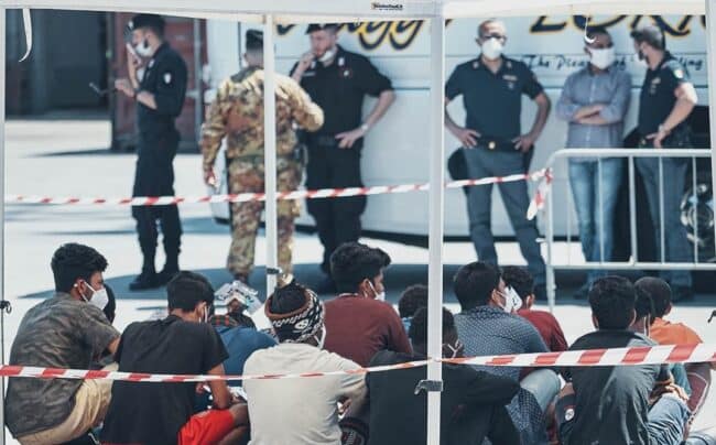 Sbarco Sea Eye 4, riprendono le operazioni ma c’è tensione dopo le frasi razziste: gli aggiornamenti