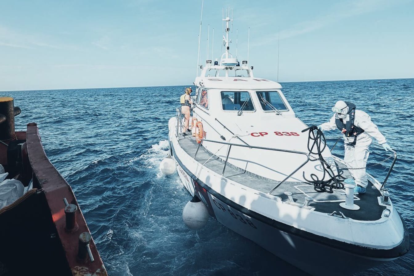 Sea Eye 4, assegnato porto di Pozzallo per lo sbarco. Evacuazione medica per uno dei migranti a bordo