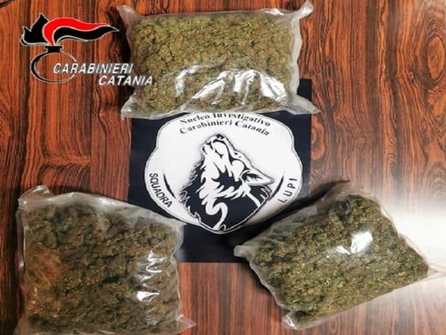 Detenzione e spaccio di droga, fermata Peugeot in piazza Palestro a Catania: arrestati due conviventi catanesi