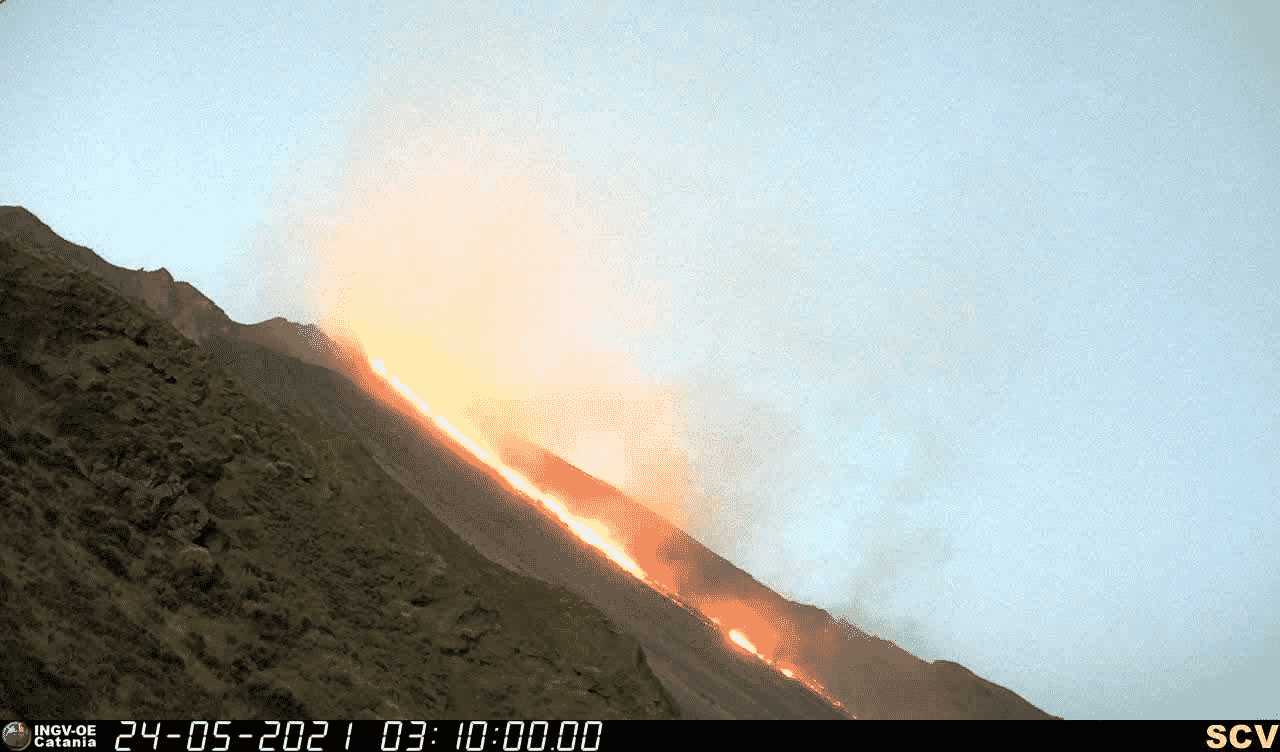 Non solo Etna, attività effusiva sullo Stromboli: l’aggiornamento dell’Ingv