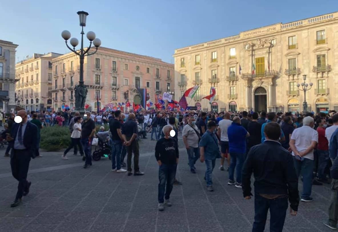 Calcio Catania, gli ultras in piazza Università chiedono chiarezza: “Salvate la matricola”