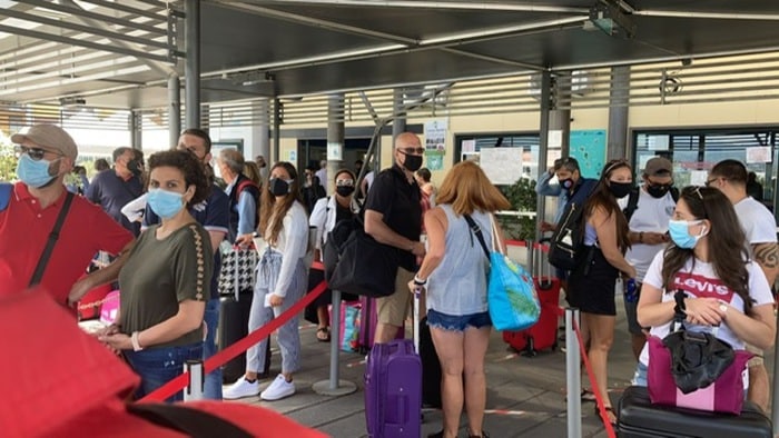 Isole Eolie, troppi passeggeri e pochi posti sugli aliscafi: scoppia la protesta a Milazzo, turisti infuriati