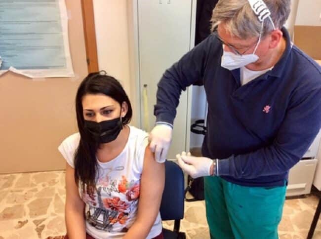 Vaccini Lampedusa, ha 18 anni il più giovane tra i richiedenti: “Per domani attese altre somministrazioni”