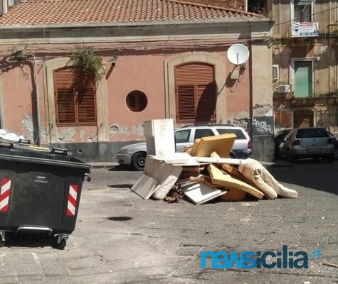 Catania, via Santa Maria dell’Aiuto bloccata da rifiuti e il centro storico “soffoca”: “Discarica a cielo aperto” – FOTO