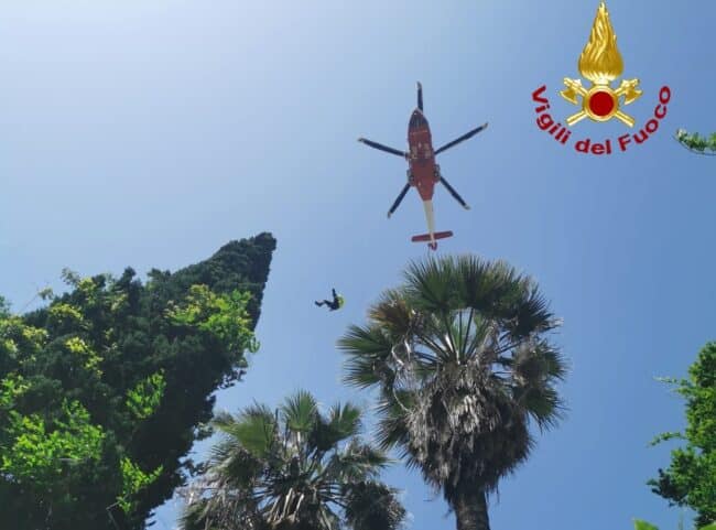 Operaio a testa in giù a Catania, i DETTAGLI dello spettacolare intervento dei vigili del fuoco – FOTO