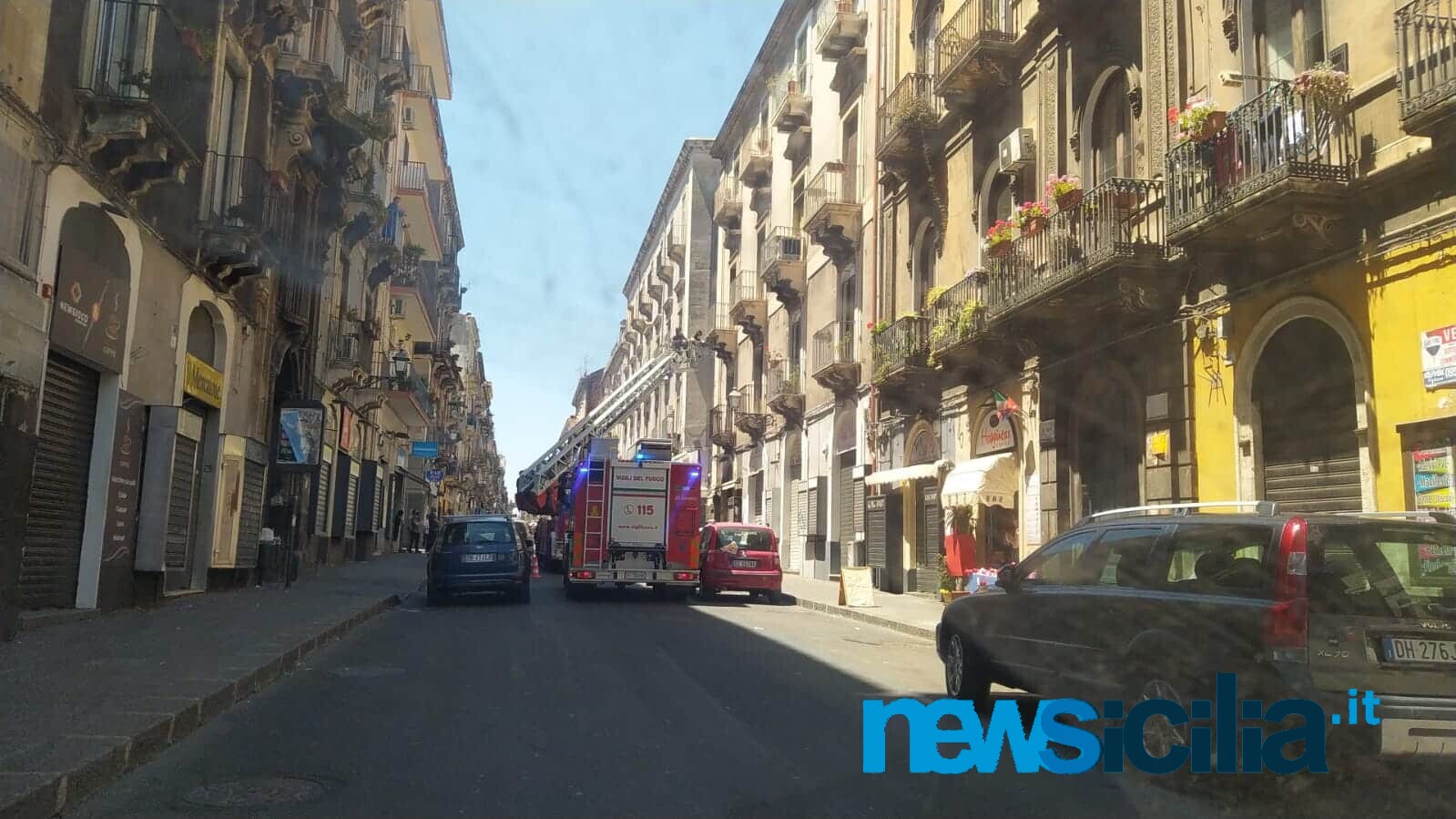 Catania, intervento dei vigili del fuoco in via Garibaldi: cade intonaco da un balcone, rallentamenti in strada