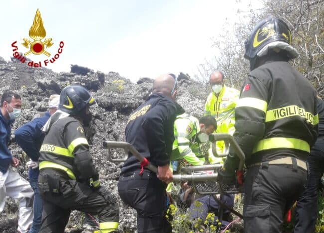 Malore sull’Etna, escursionista di Viagrande si sente male e si ferisce: soccorsi in tre, FOTO e VIDEO