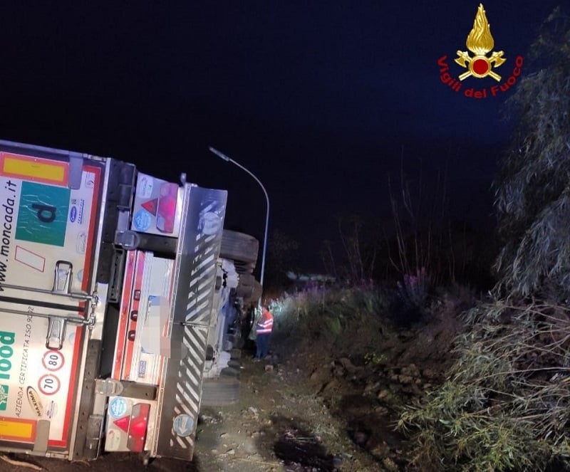 Incidente sulla A18 nella notte, camion si ribalta nel Catanese: nuovi DETTAGLI sull’accaduto