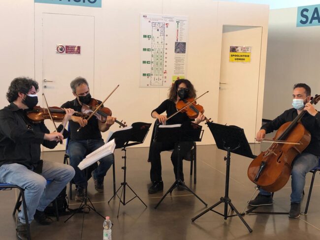 Covid Sicilia, a Catania l’attesa per il vaccino si inganna con il quartetto d’archi: “Momento di svago”