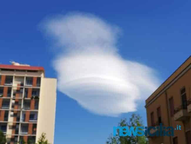 Appare una “nube lenticolare” nei cieli catanesi, “dono” del primo giorno di zona gialla: cos’è e come si forma?