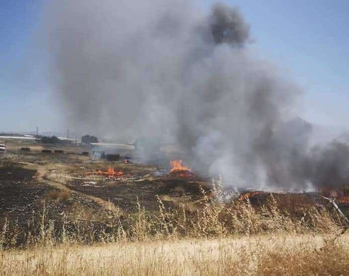 Incendio nelle campagne tra Vittoria e Acate: fiamme bruciano sterpaglie e rifiuti, in corso lo spegnimento