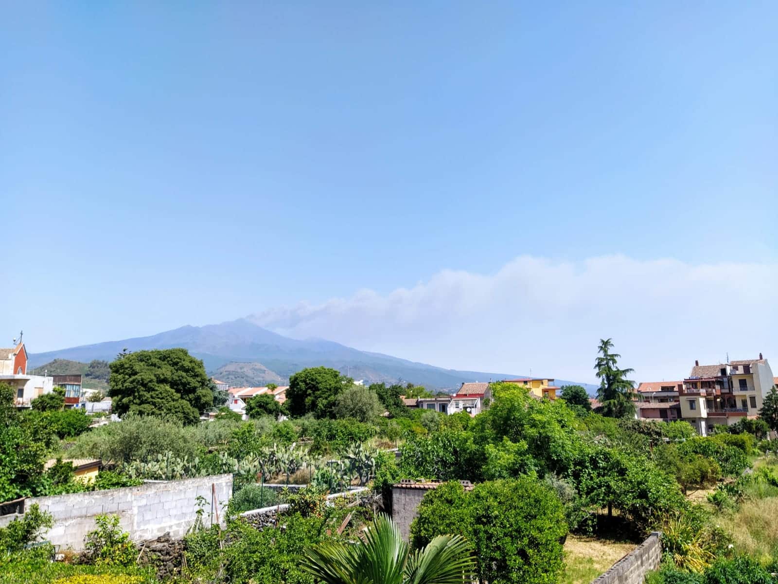 Etna, nuova emissione di cenere in corso: tremore vulcanico su valori medi, i dettagli