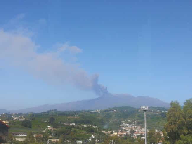 Etna “instancabile”, nuova emissione di cenere: le SPETTACOLARI immagini – FOTO e VIDEO