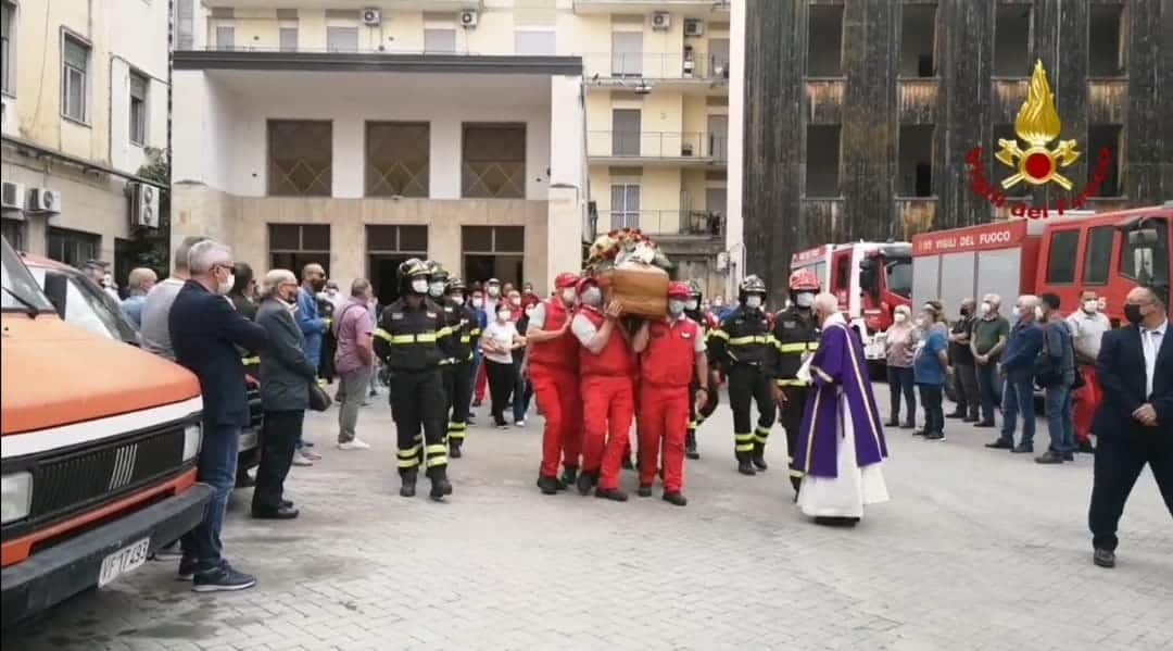 Funerali Riccardo Sgroi, il dolore dei vigili del fuoco di Catania per l’addio al collega