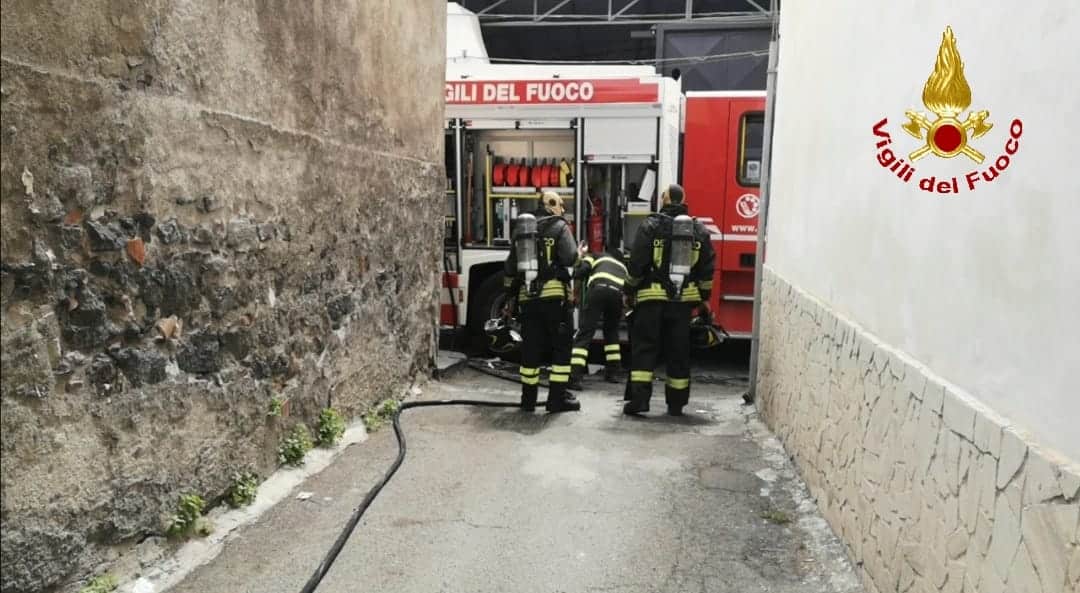 Catania, scoppia incendio in via dei Tre Soci: tanto fumo e fiamme, pompieri sul posto – FOTO e VIDEO