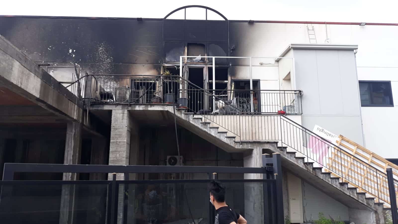 Fiamme in via Palermo, brucia il capannone del supermercato MD: vigili del fuoco sul posto – VIDEO