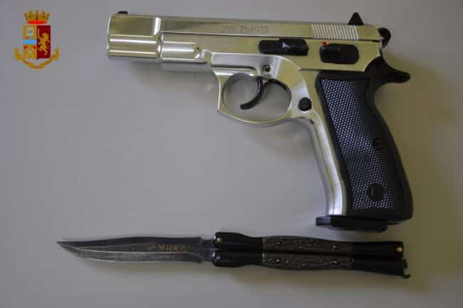 Non vuole pagare l’affitto e minaccia il proprietario con una pistola, tensione nel Catanese