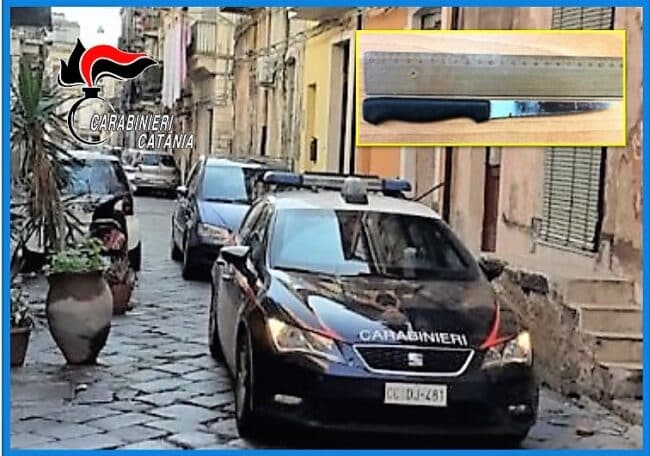 Catania, paura a San Cristoforo: entra in casa con un coltello in mano e picchia la sorella, voleva 40 euro