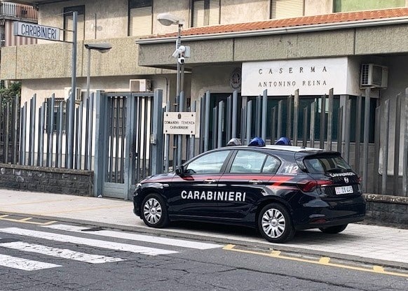 Notte di terrore a Mascalucia, tenta di aggredire l’ex moglie e le brucia due auto: arrestato catanese