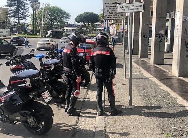 Catania, aggrediscono una donna e le sottraggono la borsetta: arrestati giovani ladri, refurtiva restituita