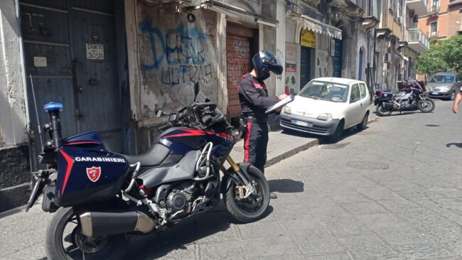 Furto senza “lieto fine” in via Etnea, ladro scappa e perde la refurtiva: inseguito dalle commesse, arrestato