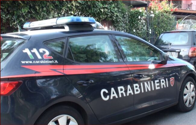 Fugge a posto di blocco nel Catanese, le grida del 16enne allertano la madre che scende in aiuto e viene arrestata