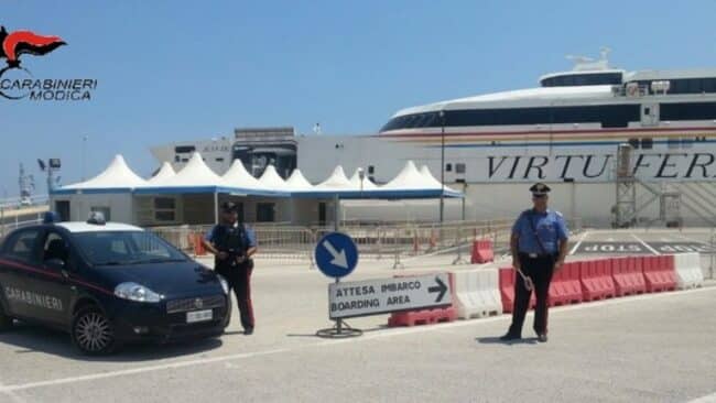 Si nasconde su catamarano senza documenti, cittadino extracomunitario respinto a Pozzallo