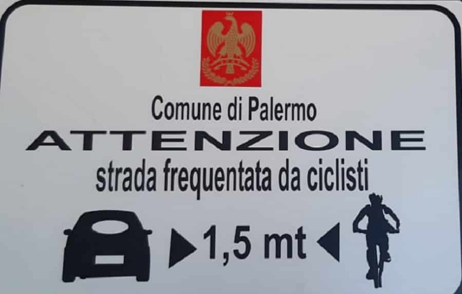 Cartelli di attenzione ai ciclisti nelle strade più trafficate: “Non bastano a evitare incidenti, ma è un’azione importante”