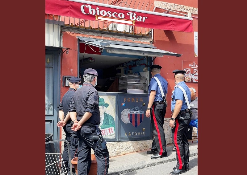 Servizio anticrimine a Picanello, posti di blocco e sanzioni: chiuso anche un chiosco bar, sequestrate 200 bottiglie