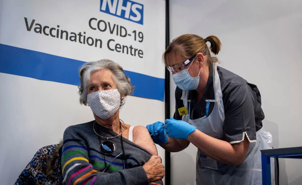 Regno Unito, terzo richiamo del vaccino Covid per over 50 in autunno: ci si prepara al Natale
