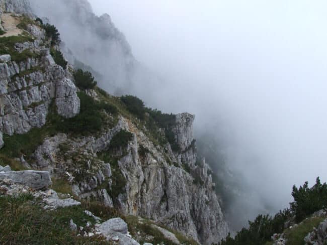 Si arrampica per scattare una foto, perde l’equilibrio e cade in un dirupo: 48enne in ospedale
