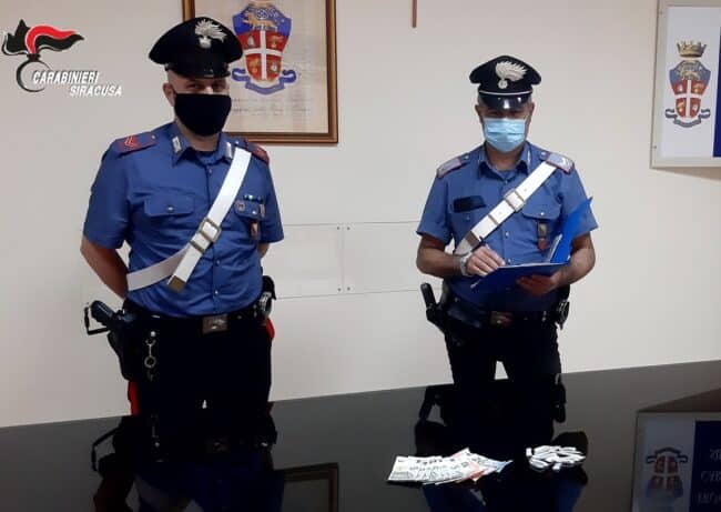 Siracusa, spaccia droga vicino a parco giochi: ai domiciliari 53enne