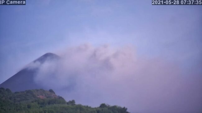 Etna, riprende l’attività stromboliana: emissione di cenere in corso ed incremento tremore – FOTO e GRAFICI dell’INGV