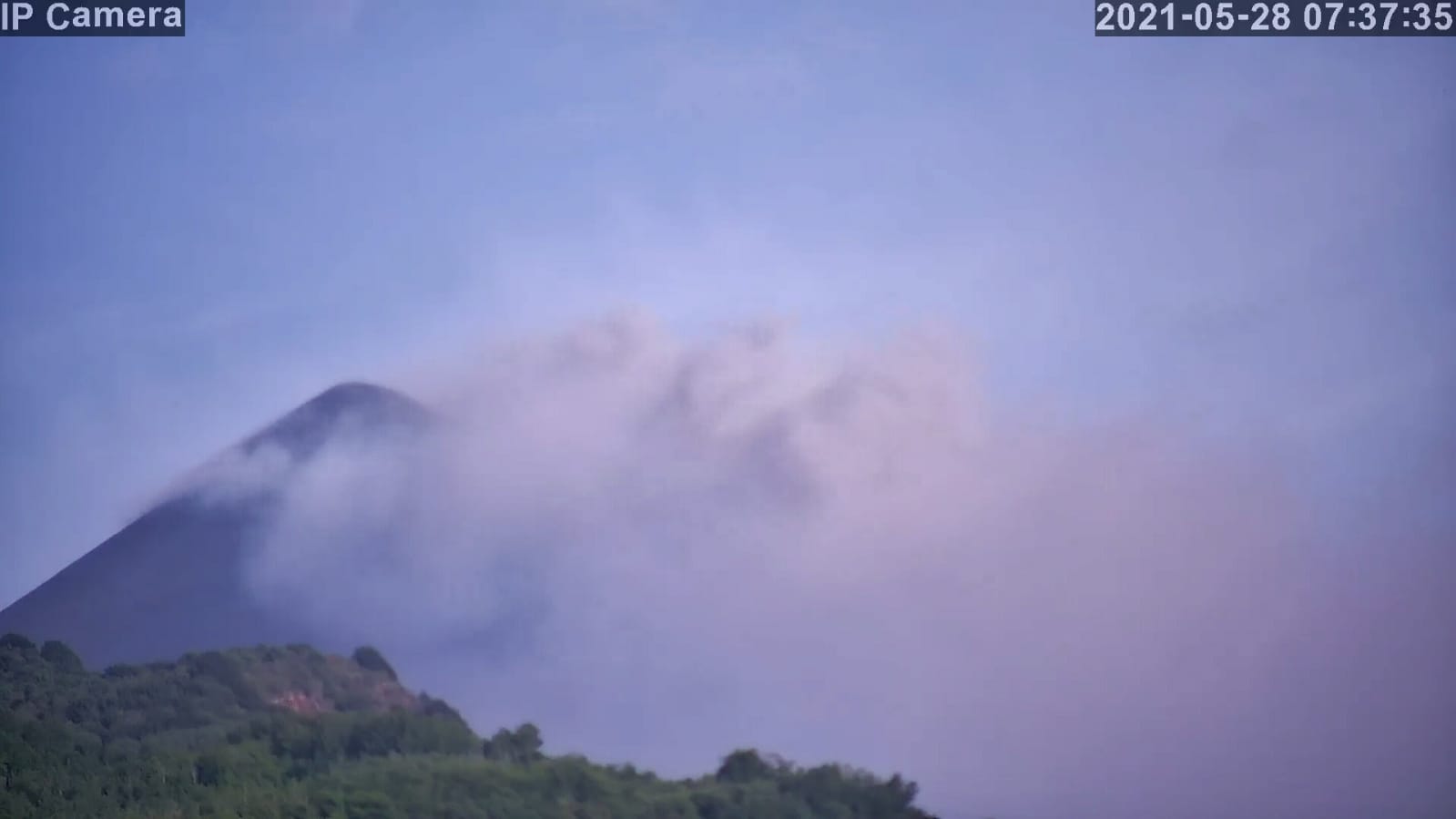 Etna, riprende l’attività stromboliana: emissione di cenere in corso ed incremento tremore – FOTO e GRAFICI dell’INGV