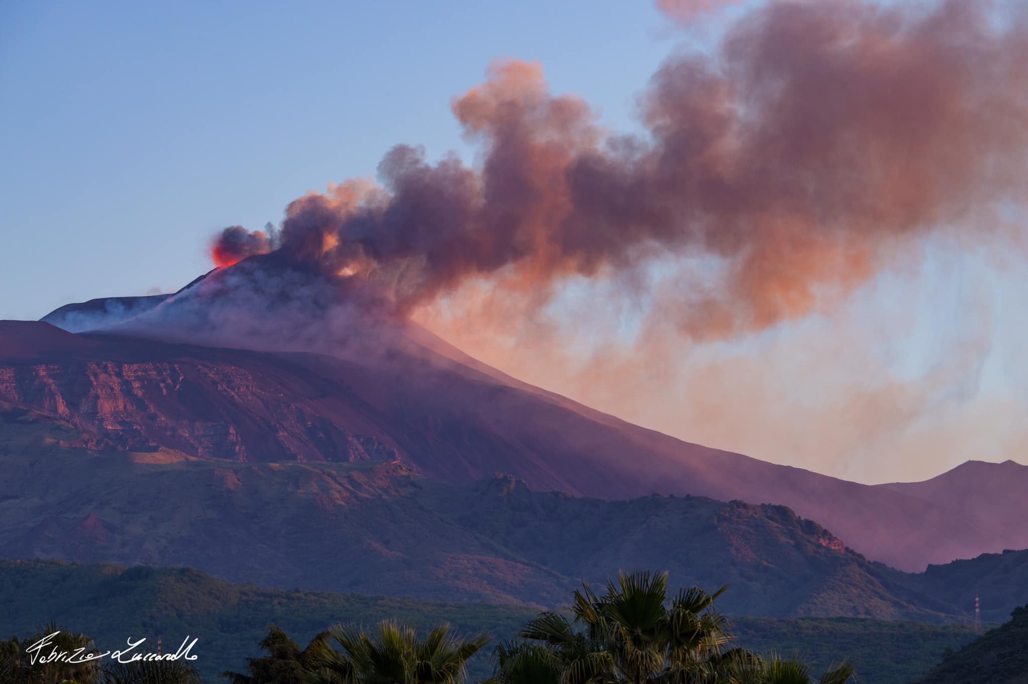 Etna in eruzione, ricaduta di cenere in corso nel Catanese e colata di lava: il bollettino Ingv
