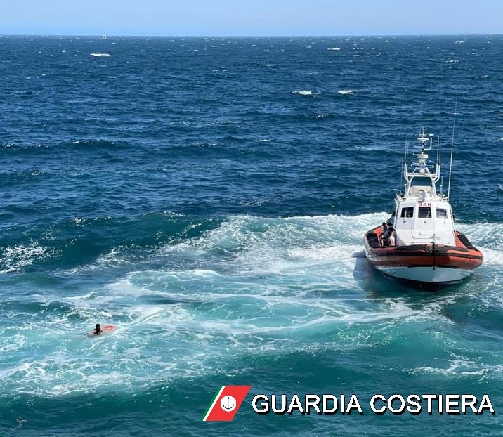 Paura alla scogliera di Catania, due ragazzi rischiano di annegare: ambulanza e guardia costiera sul posto