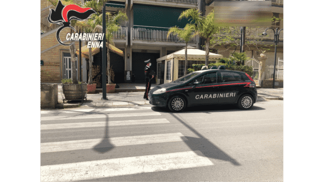 Usciti dalla zona rossa “corrono” tutti al bar e in piazza: sanzioni e chiusure in un comune della Sicilia