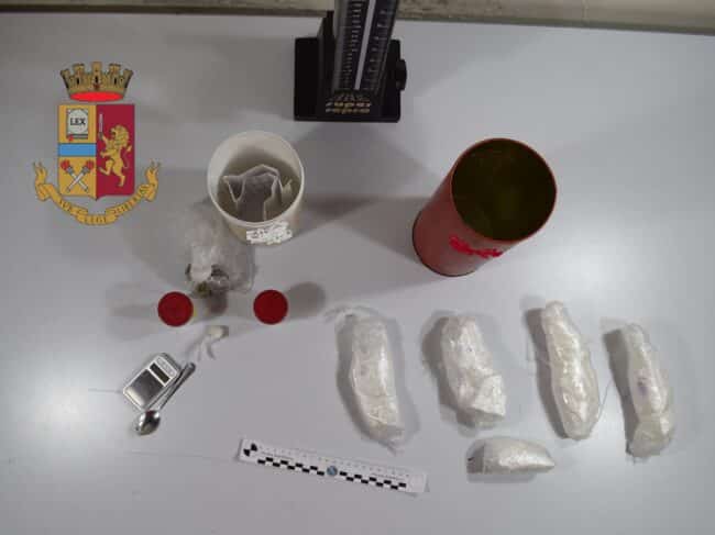 Teneva cocaina e canapa indiana in camera da letto: arrestato pusher 55enne