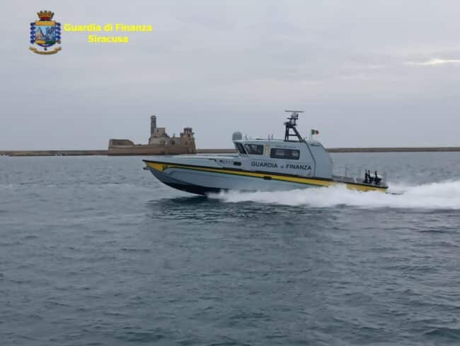 Pesca di frodo vicino la nave quarantena per migranti, catanese fermato dalla Guardia di Finanza