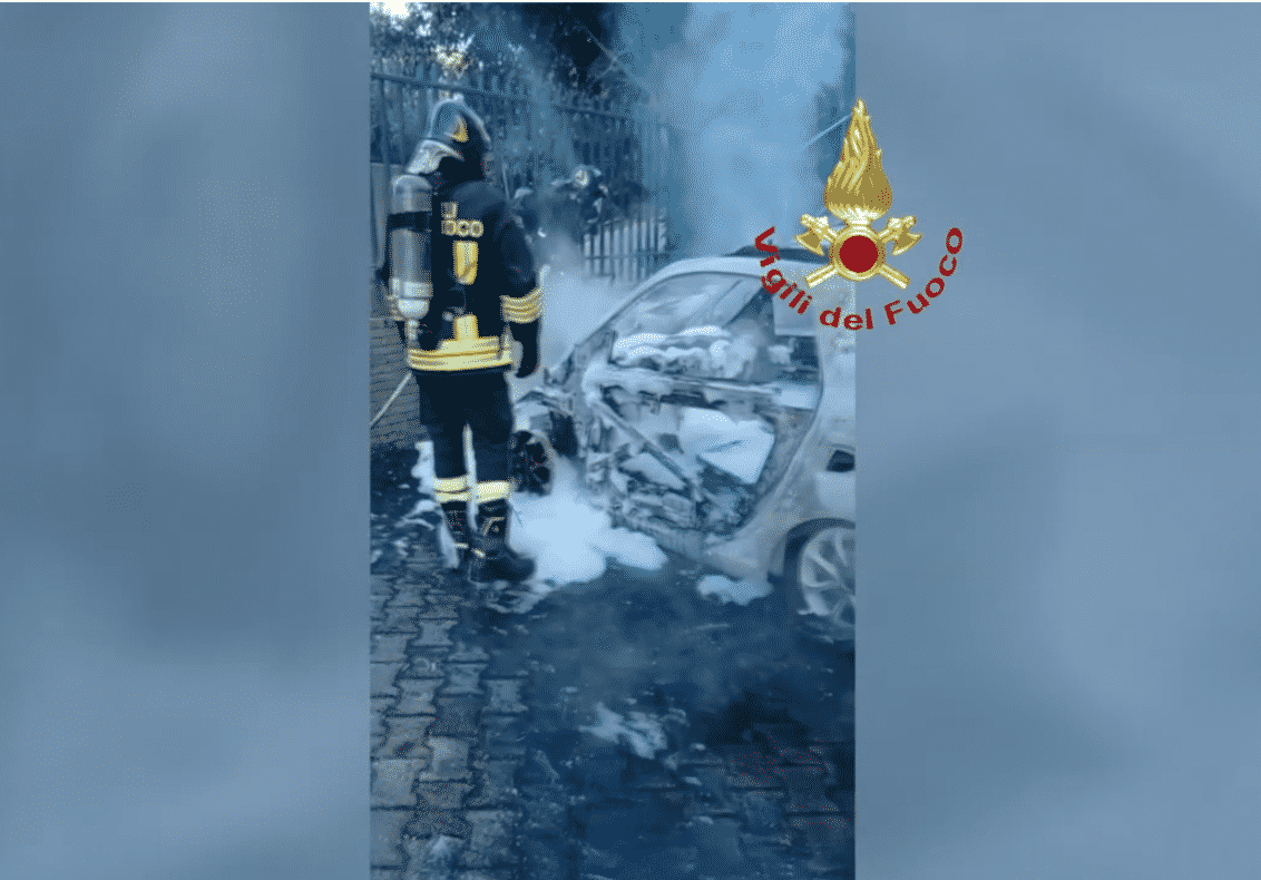 Messina, due auto in fiamme in via Polveriera: il VIDEO dell’intervento dei vigili del fuoco