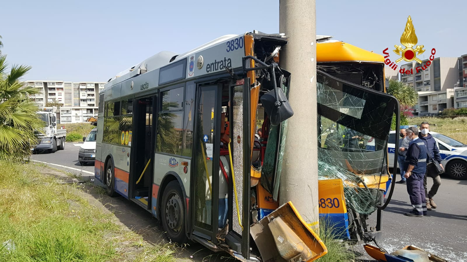 Catania, incidente a Librino: autobus Amt contro palo, 7 feriti; 54enne in gravi condizioni