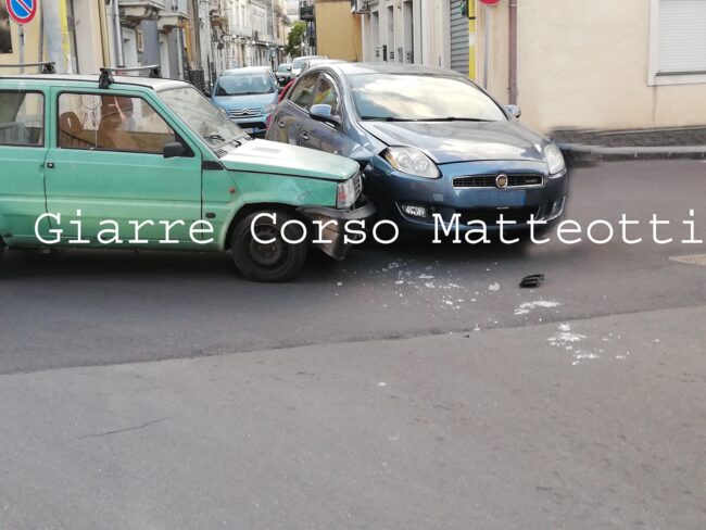 Incidente stradale a Giarre, i dettagli dello scontro tra due auto nel Catanese