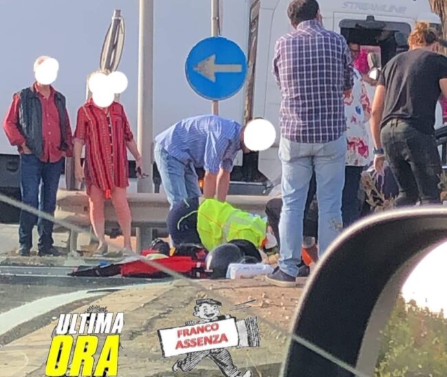 Sangue e preghiere, centauro sotto camion: terribile incidente stradale, uomo al Cannizzaro in gravissime condizioni