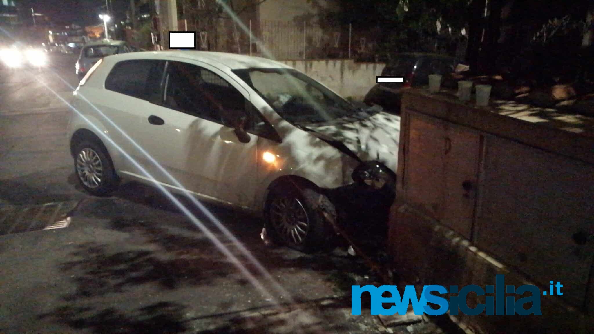 Incidente stradale a Catania, Fiat Grande Punto si schianta contro un muretto: 2 feriti in ospedale – FOTO