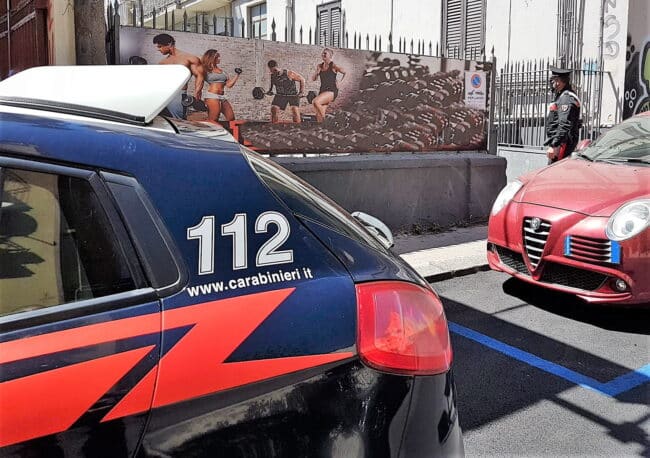 Catania, mattinata di follia in via Gorizia: 36enne minaccia passanti e si scaglia contro i carabinieri