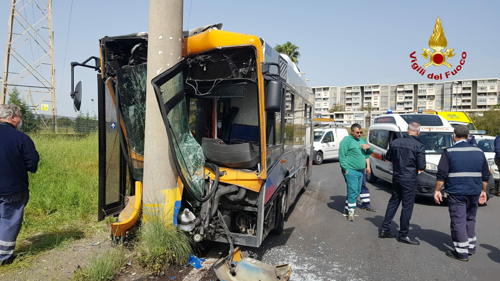 Catania, incidente a Librino: autobus Amt contro palo, due i feriti gravi – AGGIORNAMENTO